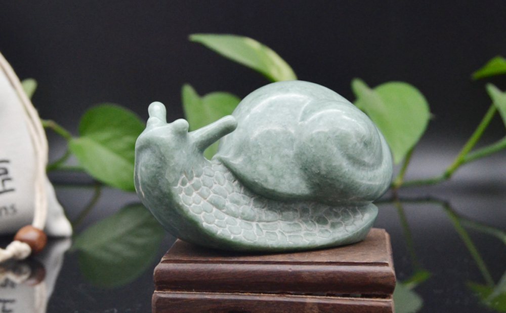 擺放在茶臺上的大宋定窯蝸牛小茶寵 擺放在茶臺上的大宋定窯蝸牛小茶寵